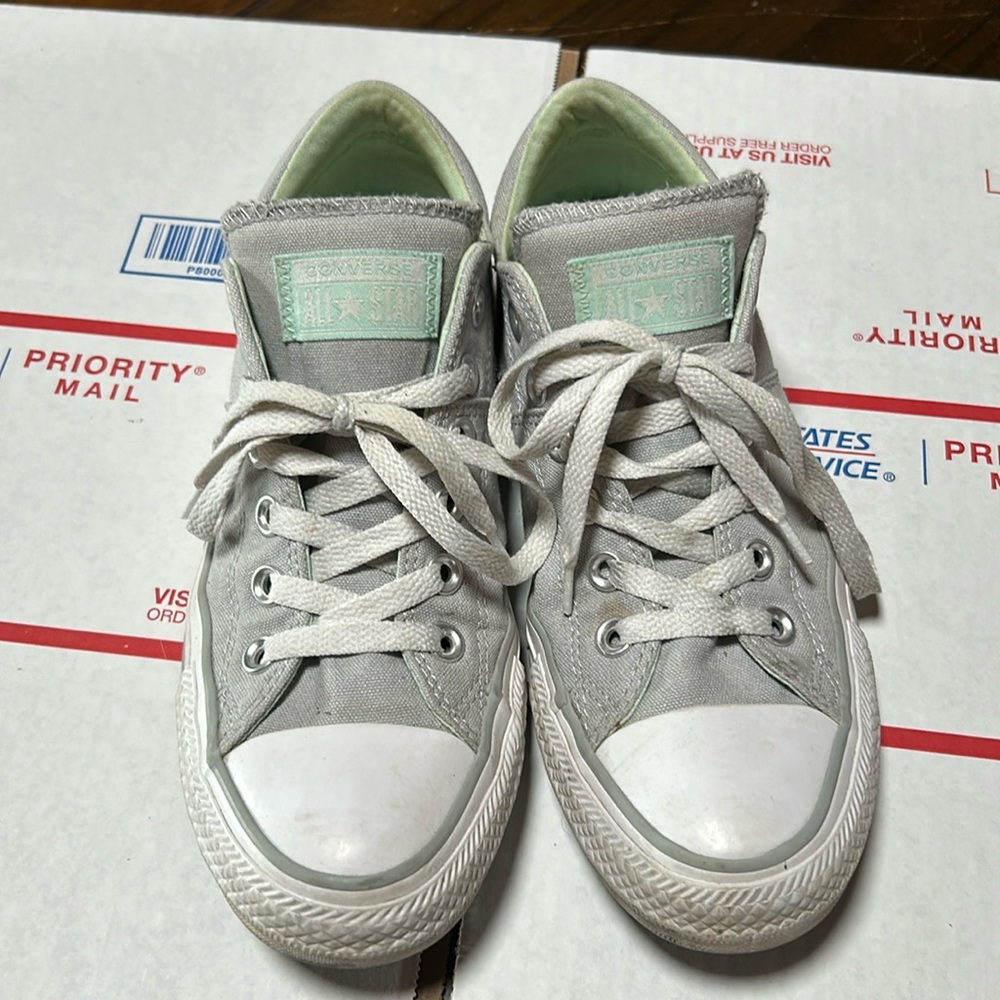 Size 8 grey converse all star Madison.